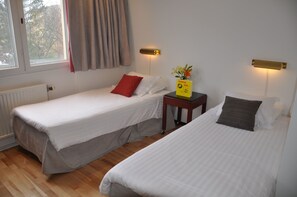 In-room safe, desk, blackout drapes, free WiFi - Hotel Djingis Khan (Lund)