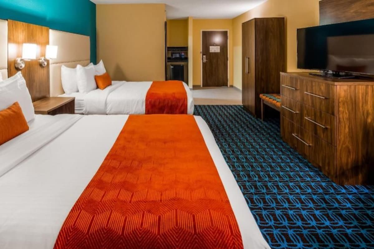 In-room safe, desk, laptop workspace, iron/ironing board