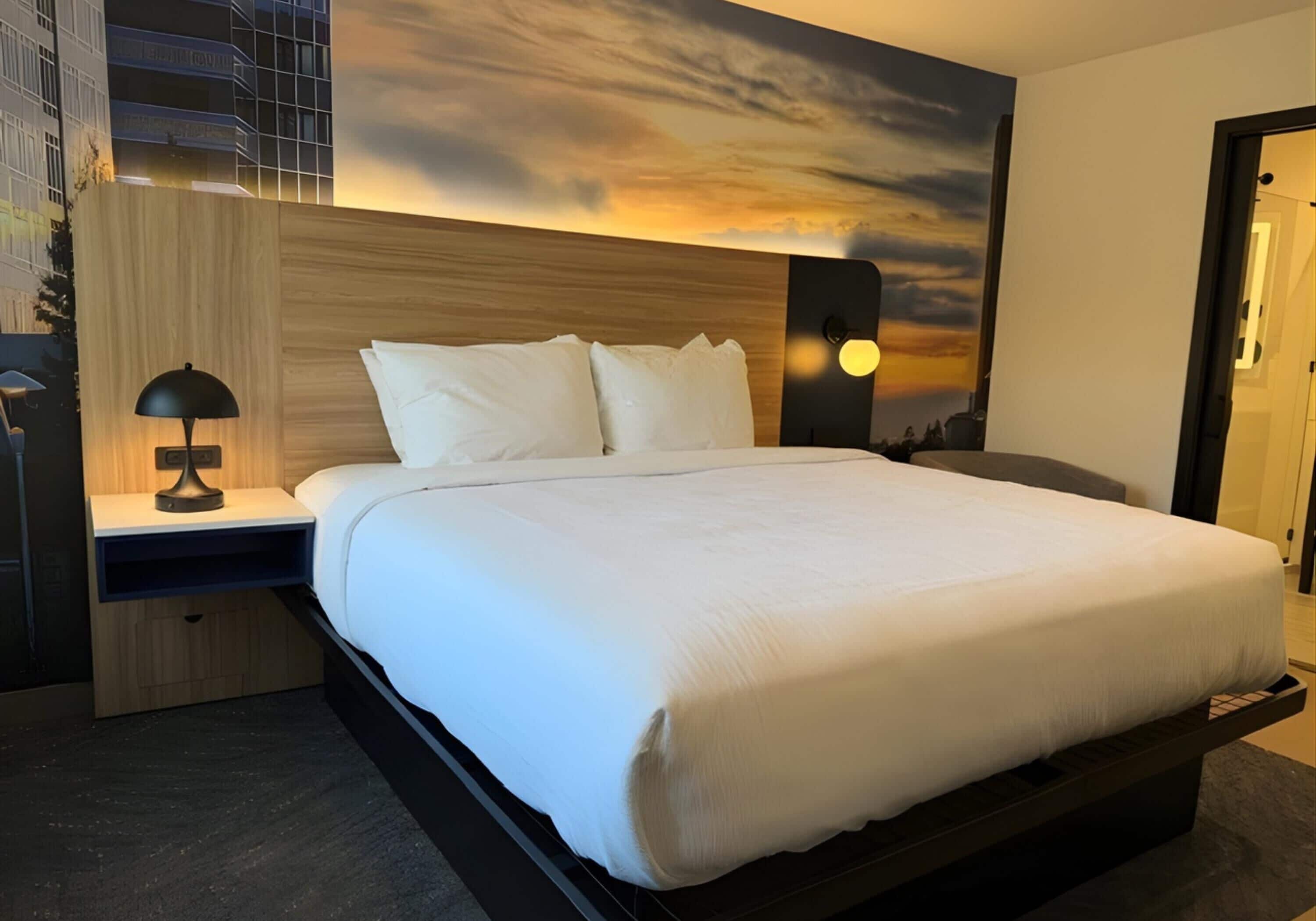 Rom – standard, 1 queensize-seng, tilgjengelighetstilpasset, badekar | Sengetøy av topp kvalitet, skrivebord og strykejern/-brett