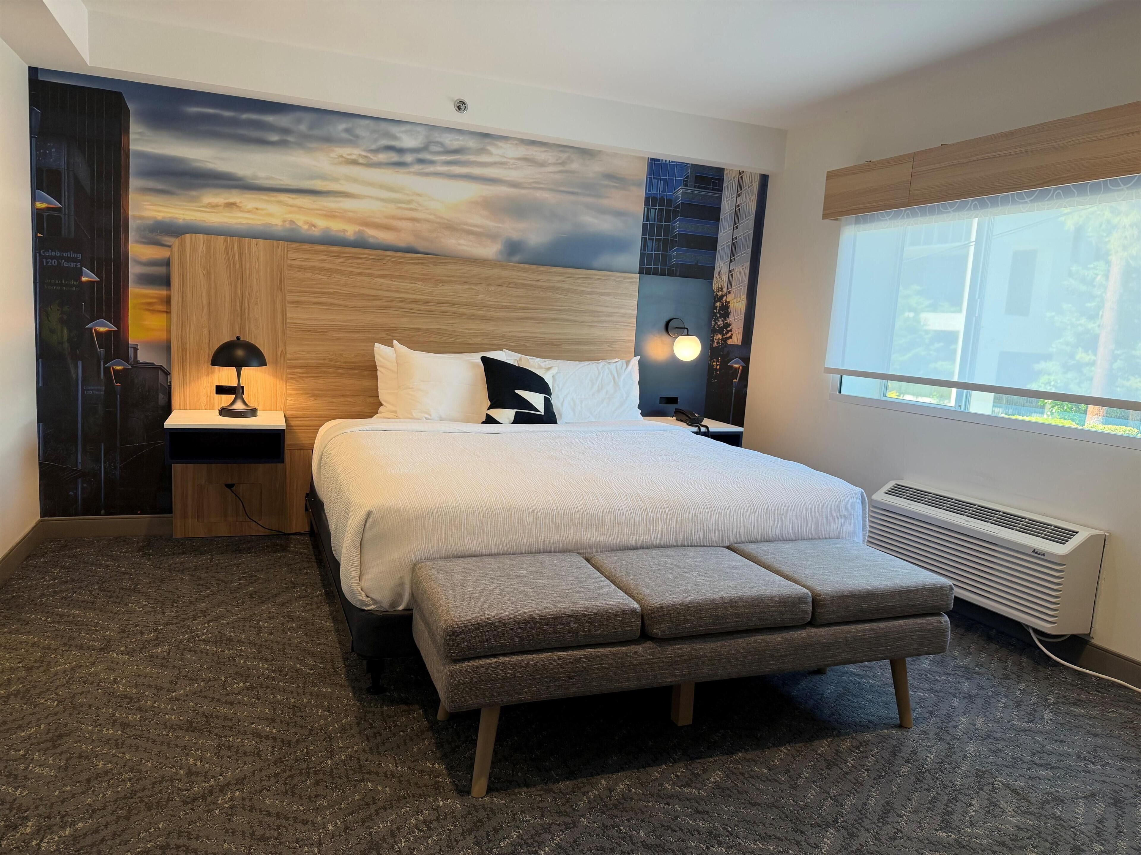 Rom – standard, 1 kingsize-seng, tilgjengelighetstilpasset, badekar | Sengetøy av topp kvalitet, skrivebord og strykejern/-brett