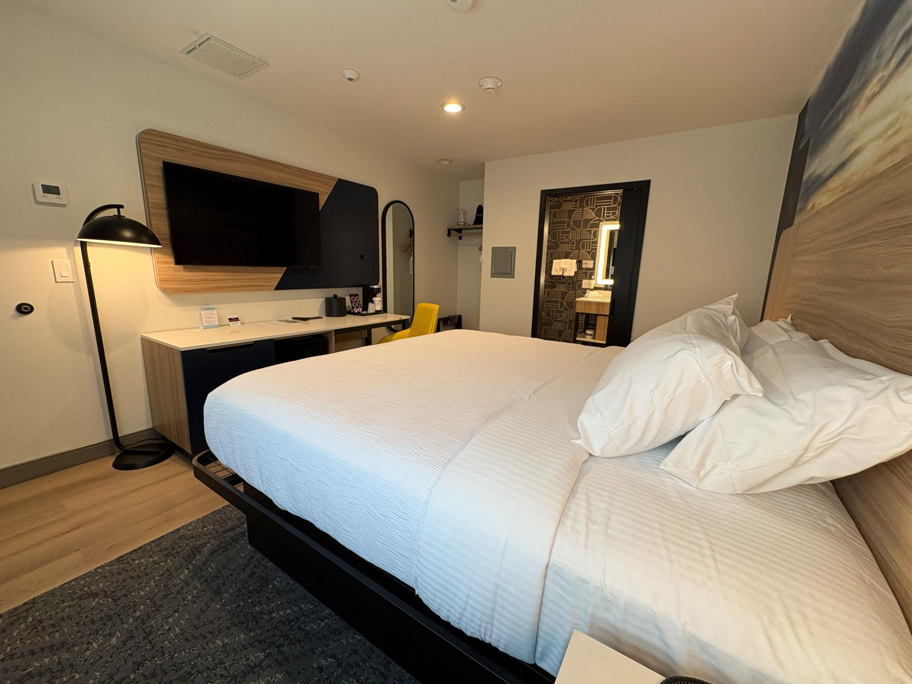 スタンダード ルーム クイーンベッド 1 台 禁煙 (Walk-in Shower;Pet Friendly) | 高級寝具、デスク、アイロン / アイロン台、有線インターネットアクセス (無料)