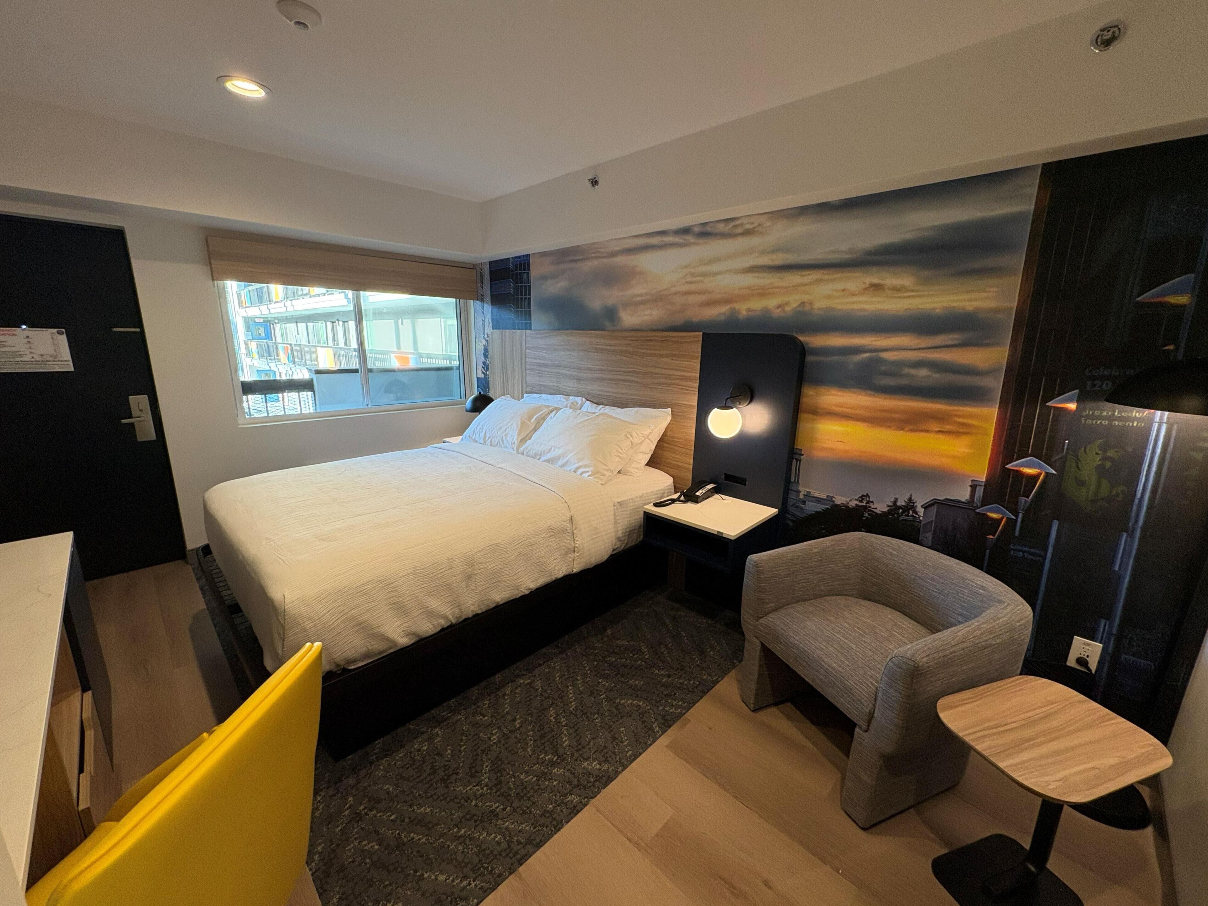 スタンダード ルーム ダブルベッド 1 台 禁煙 (Walk-in Shower;Pet Friendly) | 高級寝具、デスク、アイロン / アイロン台、有線インターネットアクセス (無料)