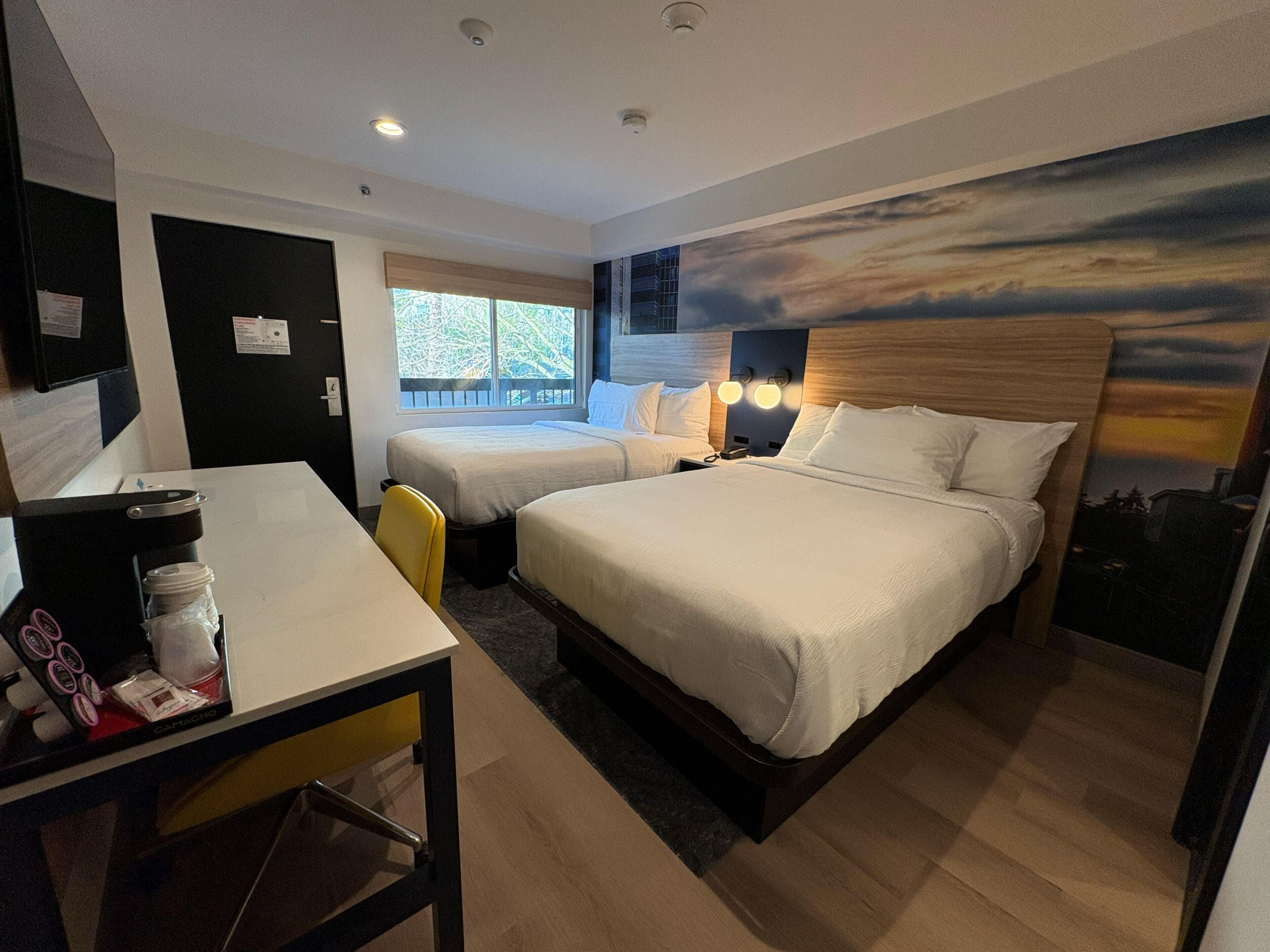 Rom – standard, 2 dobbeltsenger, ikke-røyk (Walk-in Shower) | Sengetøy av topp kvalitet, skrivebord og strykejern/-brett