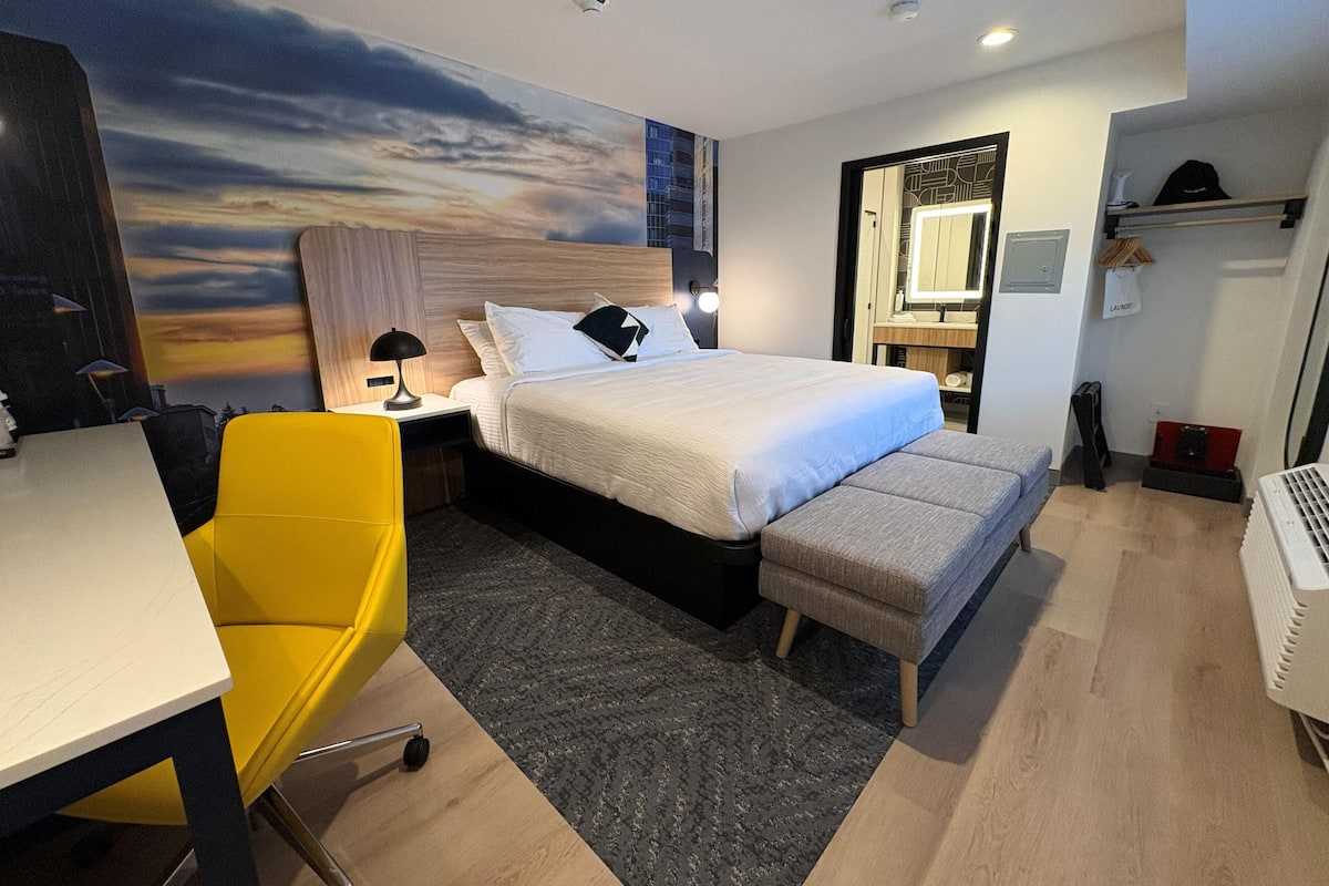 标准房, 1 张双人床, 无烟房 (Walk-in Shower) | 高档床上用品、办公桌、熨斗/熨衣板、免费高速有线上网