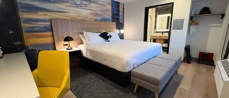 Chambre Standard, 1 lit double, non-fumeurs (Walk-in Shower) | Literie de qualité supérieure, bureau, fer et planche à repasser