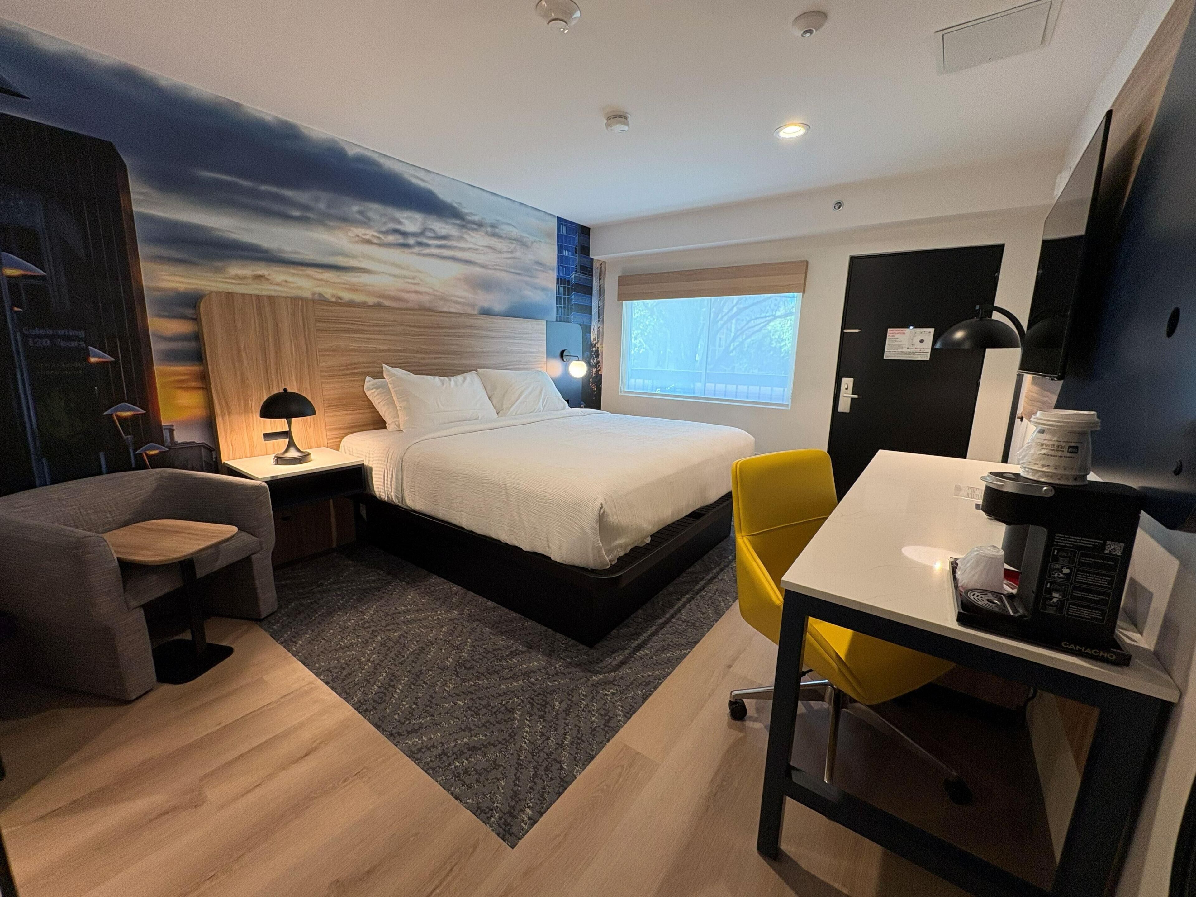 スタンダード ルーム クイーンベッド 1 台 禁煙 (Walk-in Shower) | 高級寝具、デスク、アイロン / アイロン台、有線インターネットアクセス (無料)