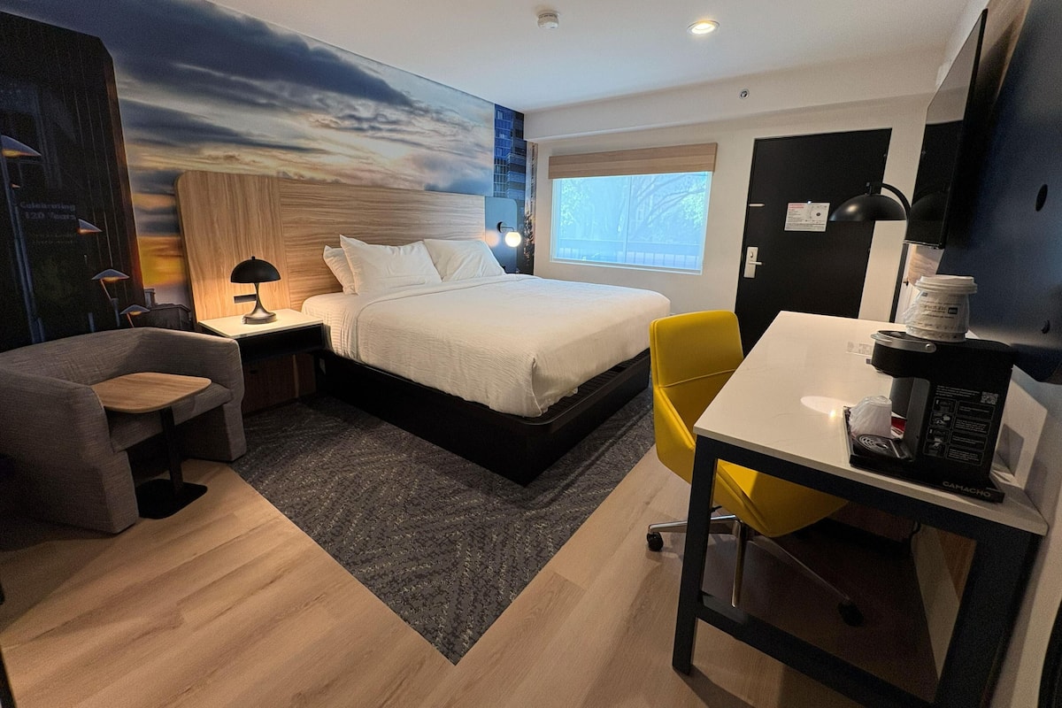 Standard Room, 1 Queen Bed, Non Smoking (Walk-in Shower) | Premium bedding, desk, iron/ironing board, free wired internet