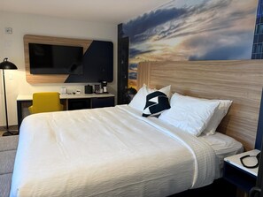 スタンダード ルーム キングベッド 1 台 禁煙 (Walk-in Shower;Pet Friendly) | 高級寝具、デスク、アイロン / アイロン台、有線インターネットアクセス (無料)