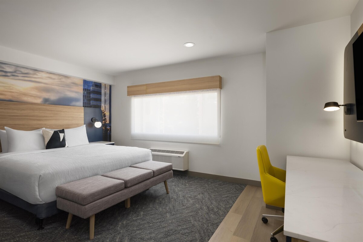 Premium bedding, desk, iron/ironing board, free Internet