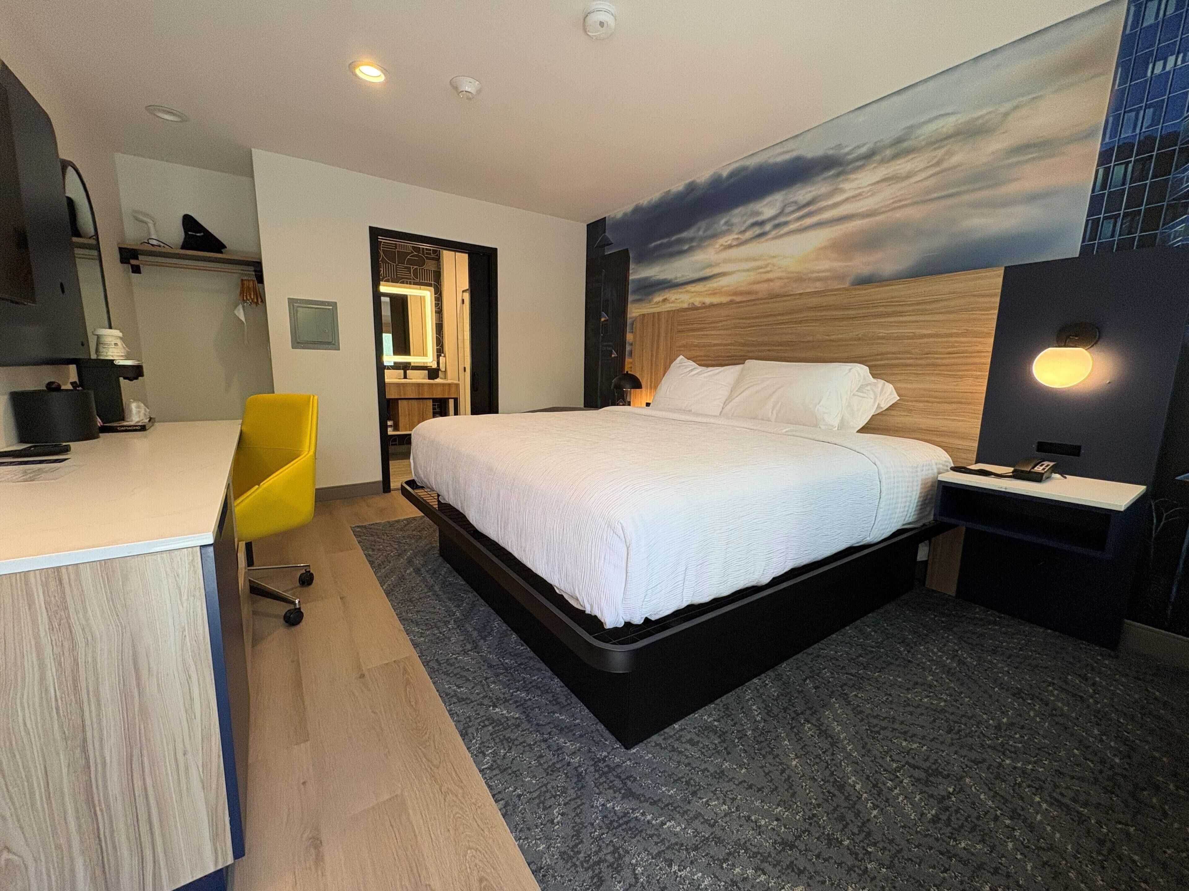 スタンダード ルーム キングベッド 1 台 バリアフリー 禁煙 | 高級寝具、デスク、アイロン / アイロン台、有線インターネットアクセス (無料)