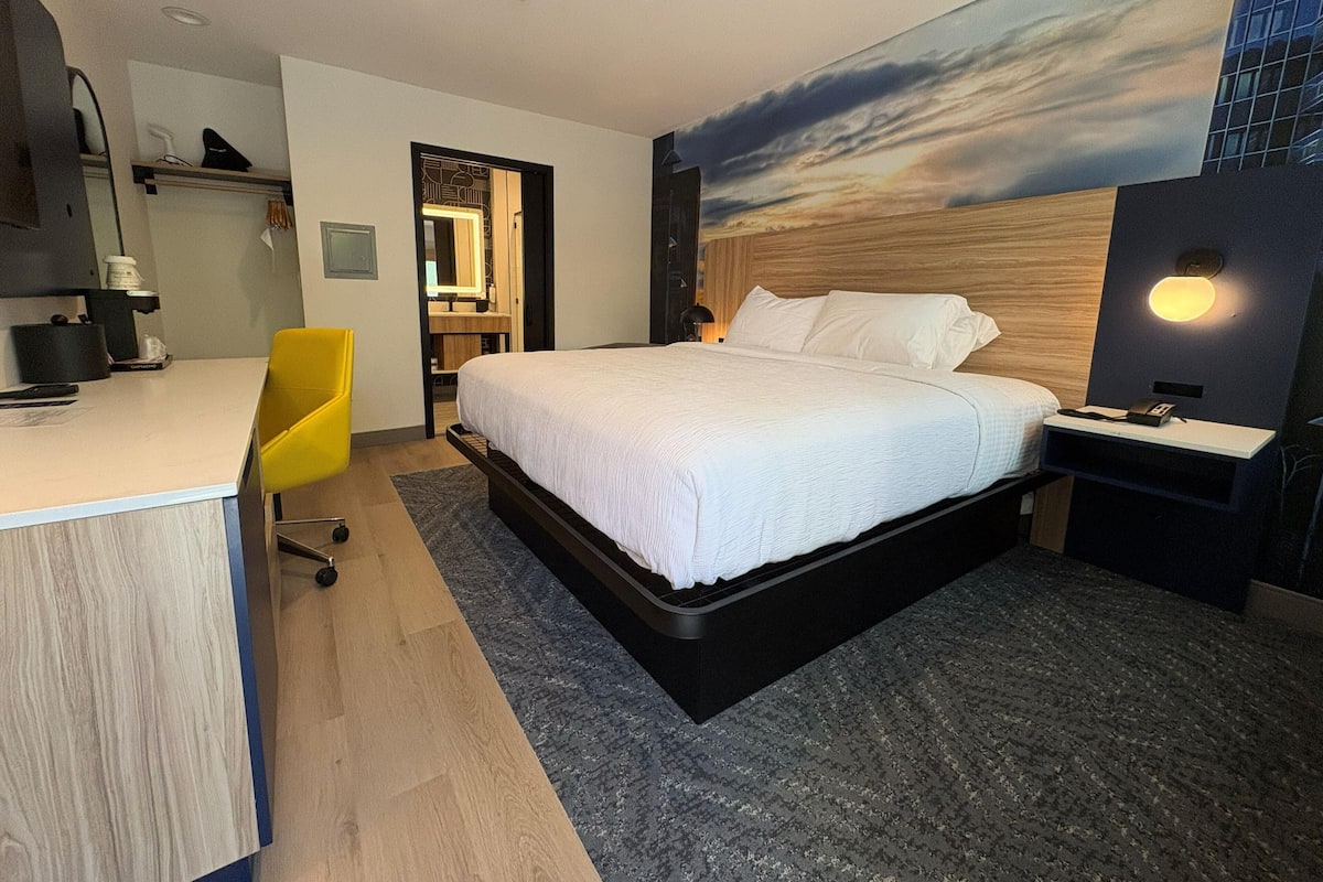 Standard Room, 1 King Bed, Accessible, Non Smoking | Premium bedding, desk, iron/ironing board, free wired internet