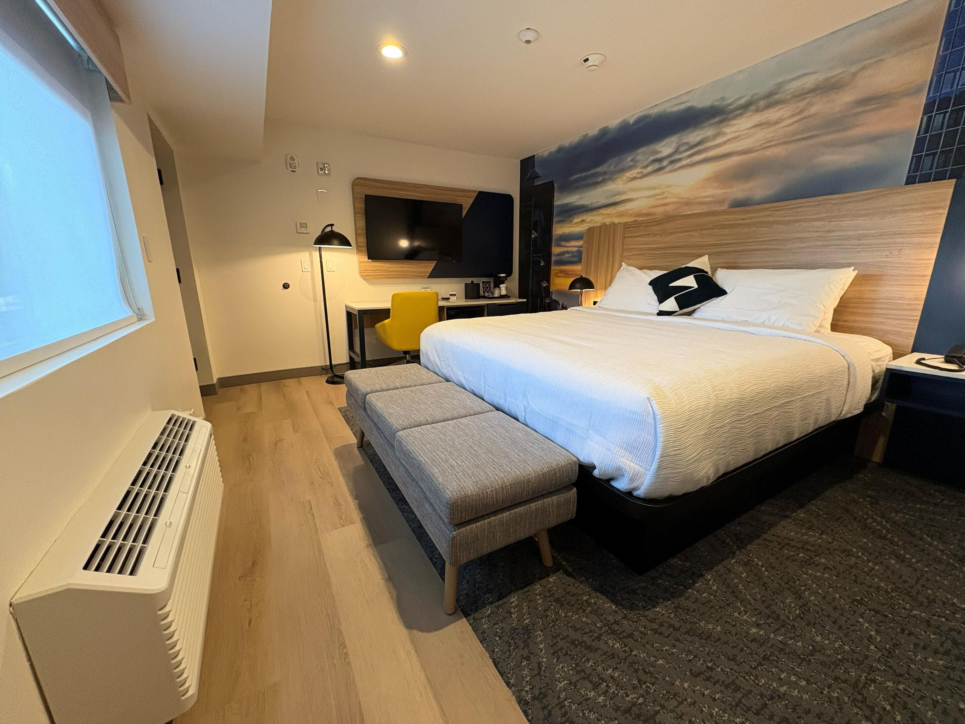 スタンダード ルーム キングベッド 1 台 禁煙 (Walk-in Shower) | 高級寝具、デスク、アイロン / アイロン台、有線インターネットアクセス (無料)