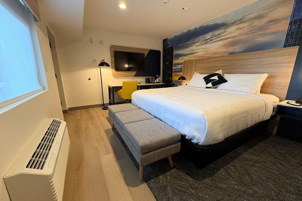 标准房, 1 张特大床, 无烟房 (Walk-in Shower) | 高档床上用品、办公桌、熨斗/熨衣板、免费高速有线上网