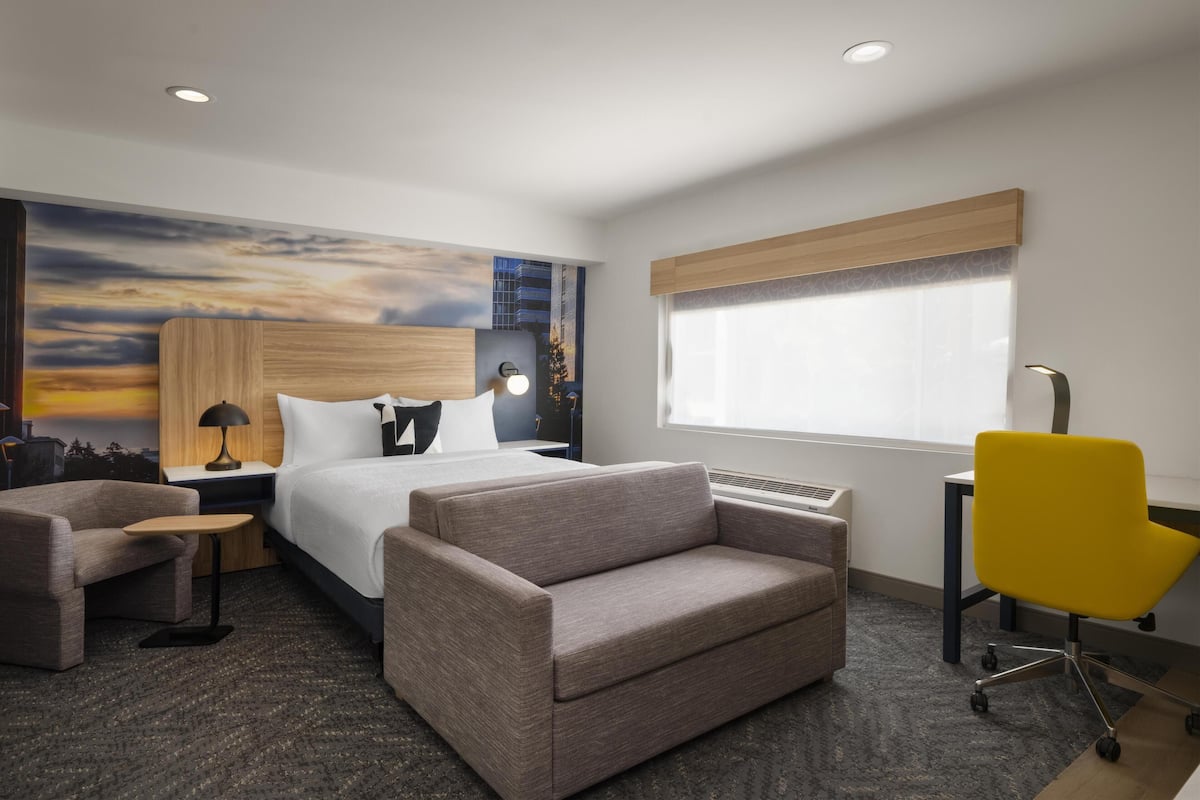 Standard Room, 1 Queen Bed, Accessible, Bathtub | Premium bedding, desk, iron/ironing board, internet (free)