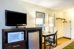 Standard Room, 1 King Bed, Non Smoking | Desk, iron/ironing board, free WiFi, bed sheets