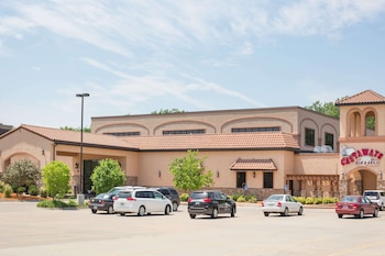 Ramada Tropics Resort & Conf Center by Wyndham Des Moines