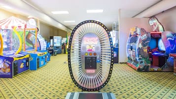 Un espace dédié aux jeux d’arcade, avec différents types de machines, dont une machine à sous très populaire appelée « Jumpin’ Jackpot ».