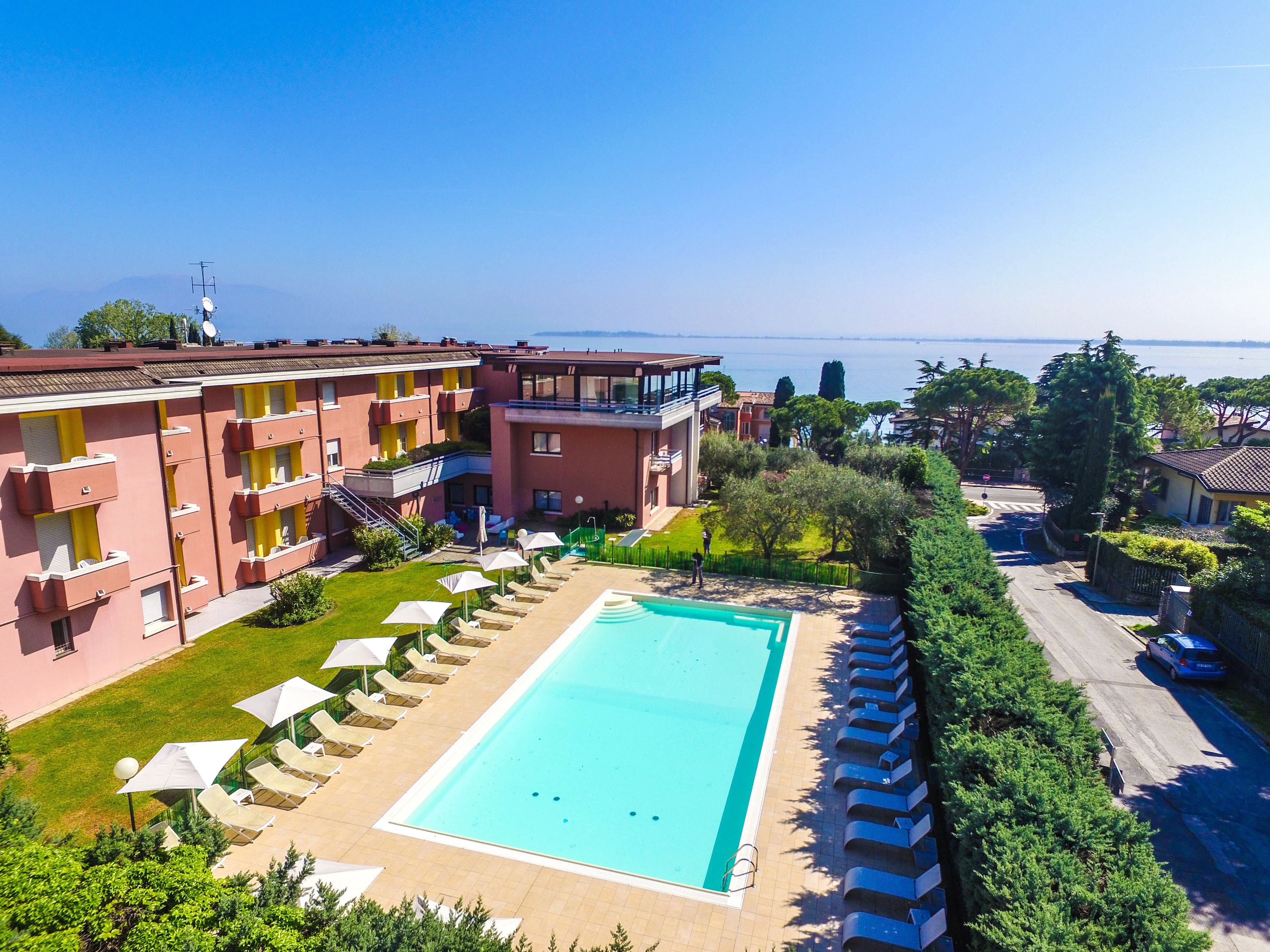 Indendørs pool, sæsonbestemt udendørs pool, parasoller, liggestole