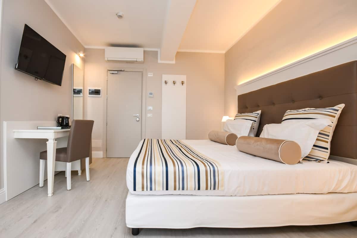 Habitación doble superior | Minibar y caja de seguridad en la habitación
