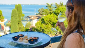 Una persona disfrutando de una comida con vista al mar.