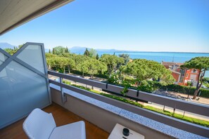 デラックス ダブルルーム バルコニー レイクビュー | バルコニー