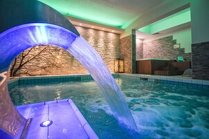 Inomhuspool, en säsongsöppen utomhuspool, parasoller och solstolar