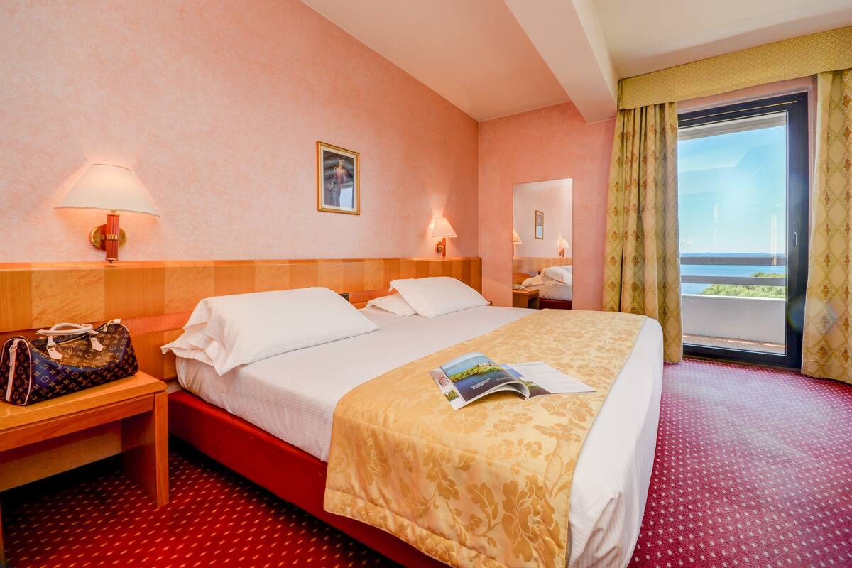 Family Room, Lake View | Minibar, in-room safe, iron/ironing board (on request), alarm clocks