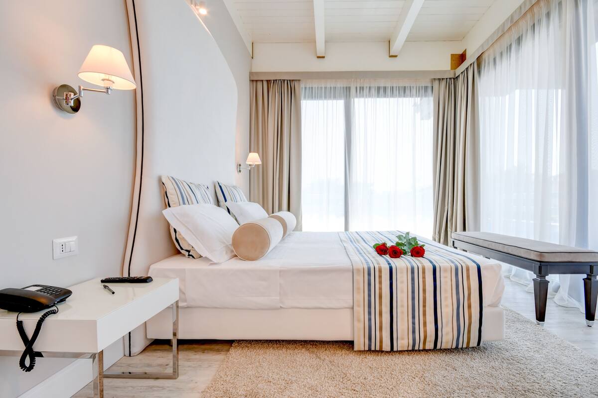 Minibar, in-room safe, iron/ironing board (on request), alarm clocks