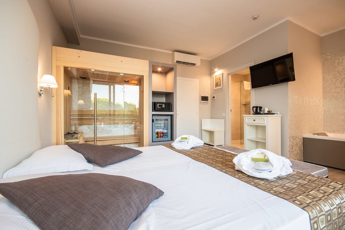 Wellness Room, Jetted Tub, Lake View (Sauna) | Minibar, in-room safe, iron/ironing board (on request), alarm clocks