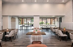 朝食 (ビュッフェ)、毎日提供 (無料)