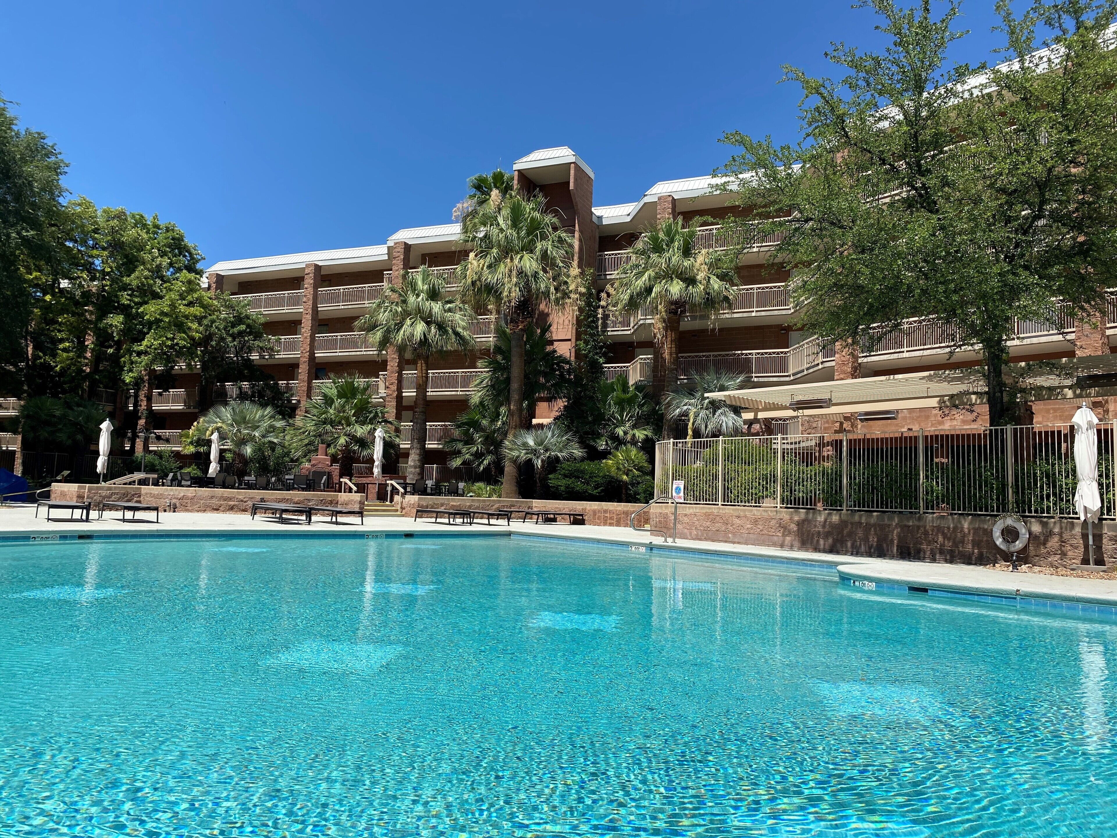 สระว่ายน้ำกลางแจ้ง