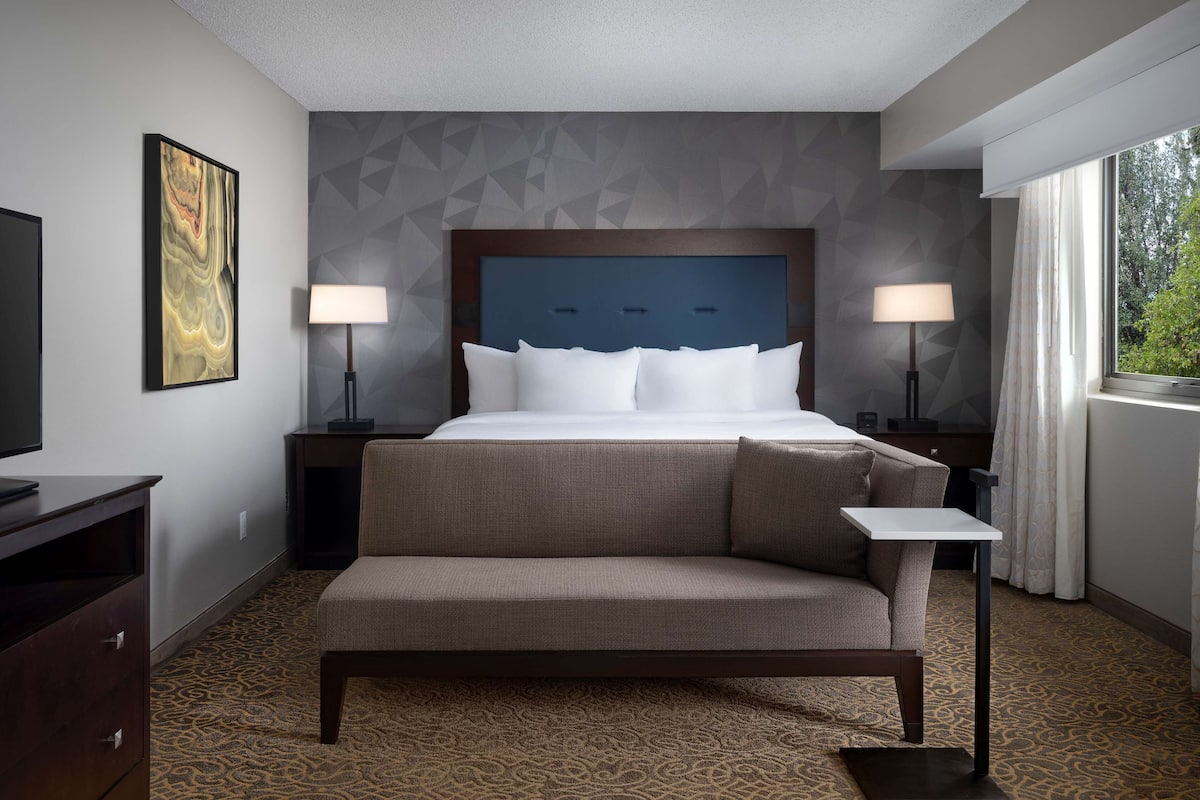 studio suite, 1 king bed | 1 bedroom, premium bedding, in-room safe, desk