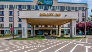 Een Quality Inn hotel met een overdekte ingang, een bord met de tekst 'Betreed deze ruimte niet' en een parkeerplaats met aanduidingen voor het laden en lossen.