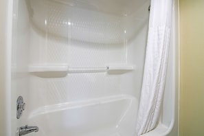Combined shower/bathtub, hydromassage showerhead, free toiletries