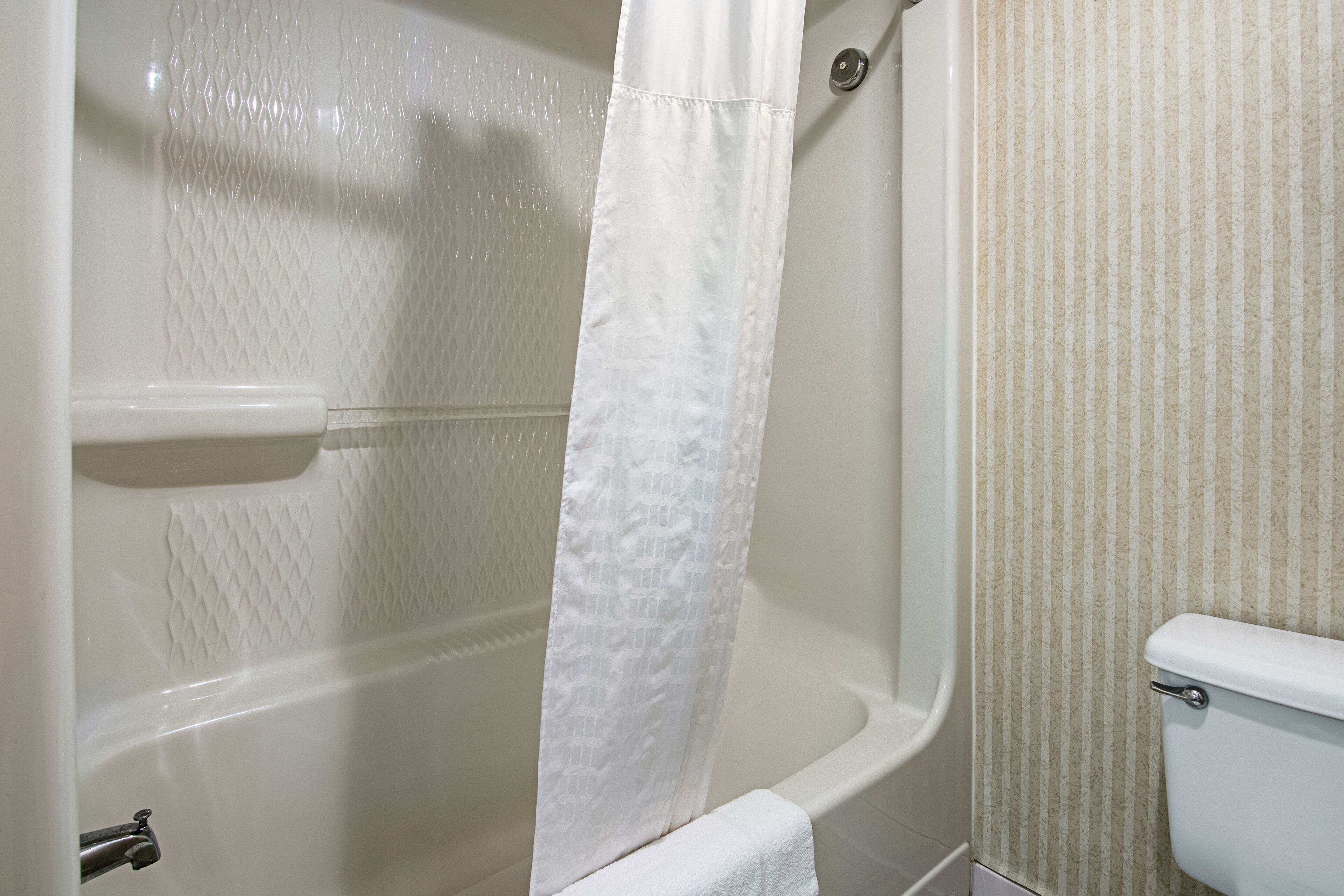 combined shower/bathtub, hydromassage showerhead, free toiletries