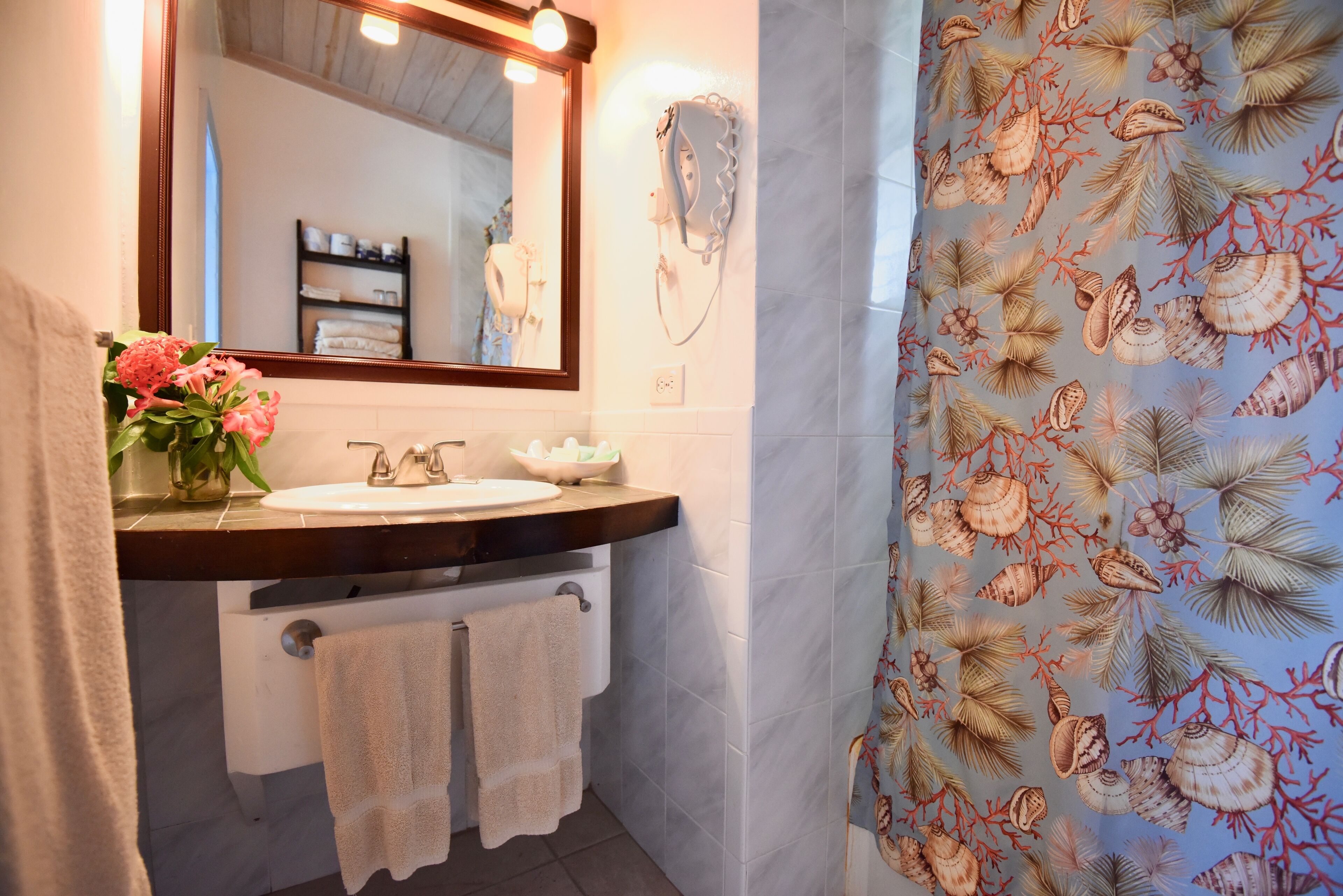 cottage, 1 king bed | bathroom | combined shower/bathtub, eco-friendly toiletries, hair dryer, towels