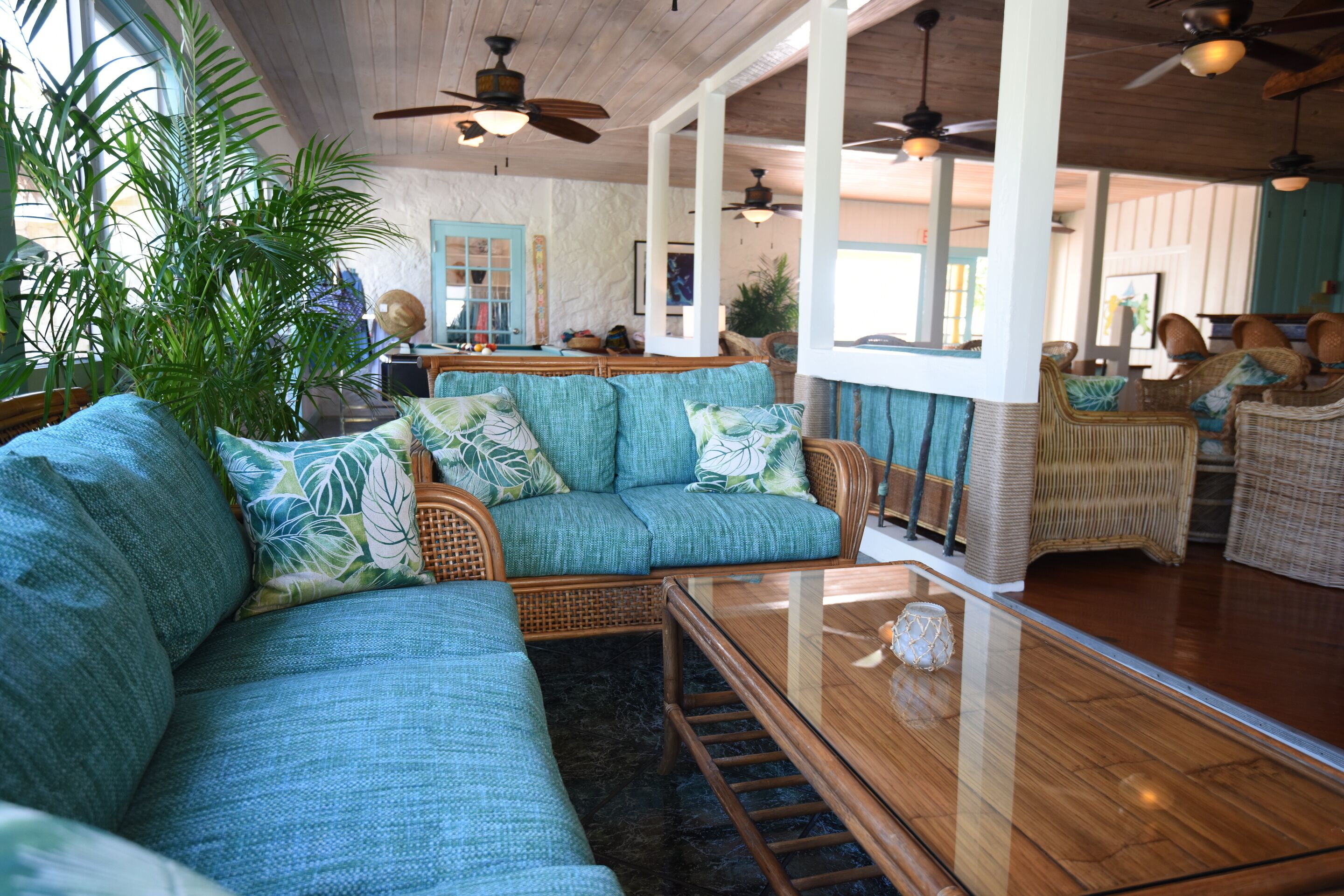 2 bars/lounges, poolside bar, beach bar