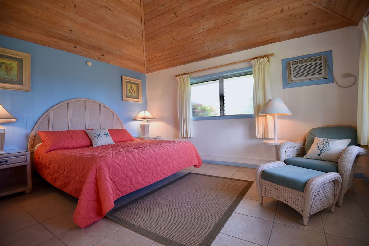 Cottage, 1 giường cỡ king | Bàn, màn/rèm cản sáng, bộ trải giường