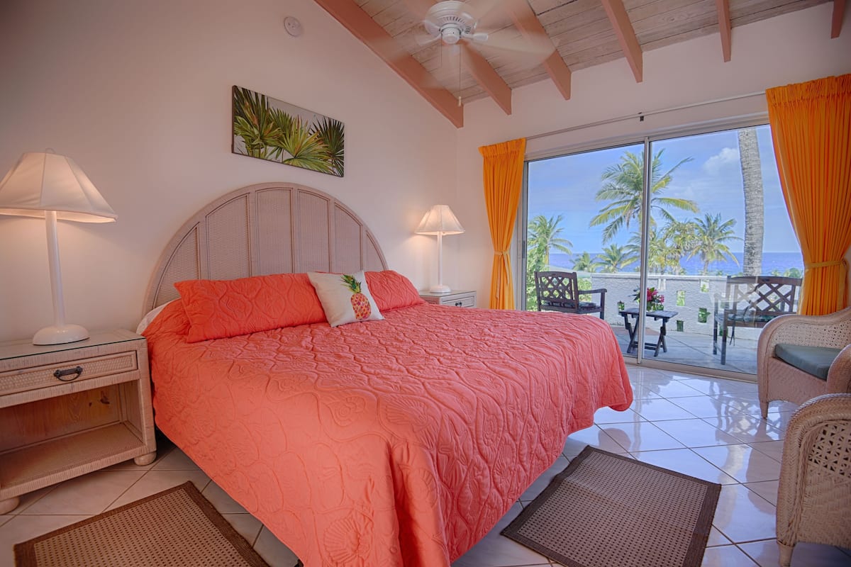 3 bedrooms, desk, blackout curtains, bed sheets