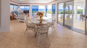Casa de campo, 2 habitaciones, patio, vista al océano | Área de sala de estar