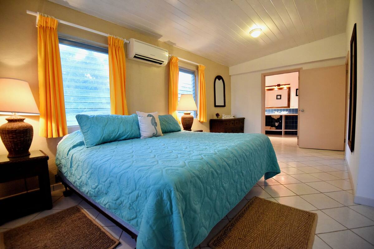 Cottage, 2 phòng ngủ, sân hiên, quang cảnh biển | Bàn, màn/rèm cản sáng, bộ trải giường 