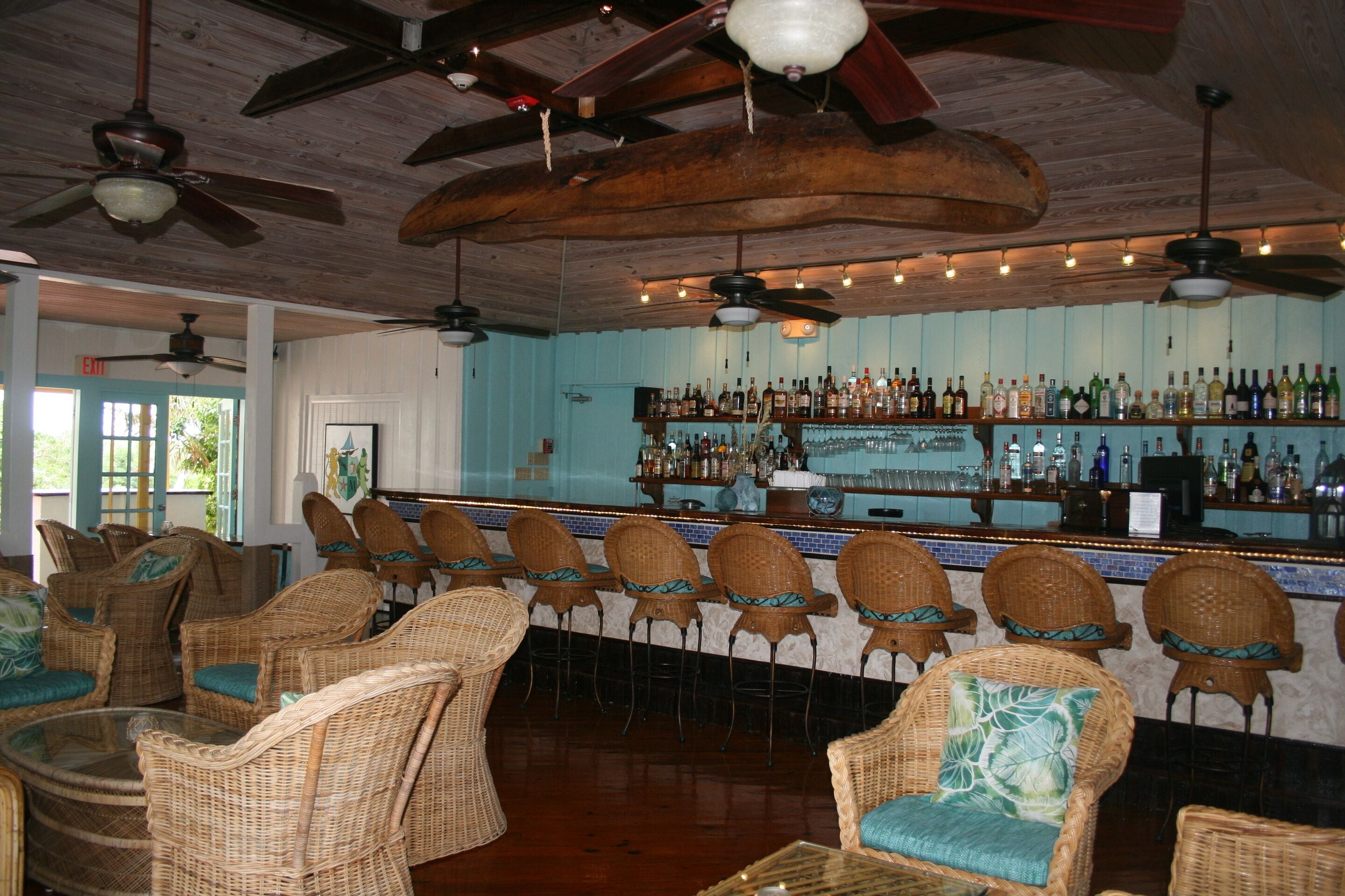 2 bars/lounges, poolside bar, beach bar