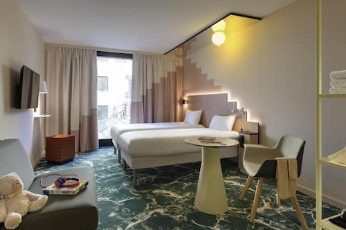 Standaard kamer, 3 eenpersoonsbedden | Luxe beddengoed, een bureau, een laptopwerkplek