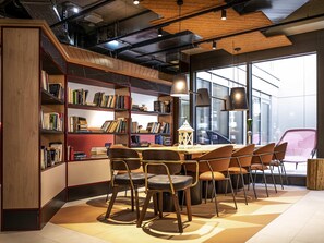 Menyajikan masakan internasional