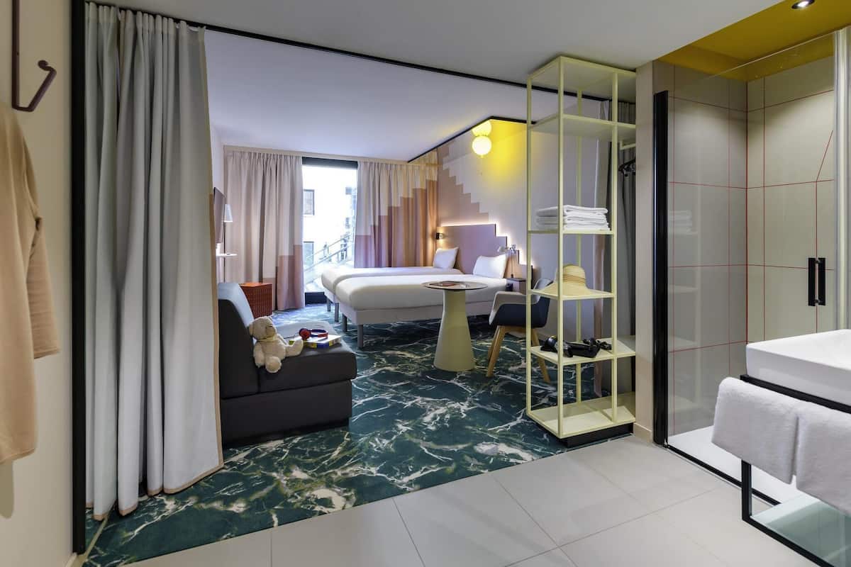 Habitación estándar, 3 camas individuales | Ropa de cama de alta calidad y escritorio