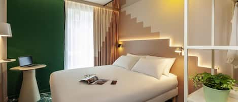Habitación doble estándar, 1 cama matrimonial | Ropa de cama de alta calidad y escritorio