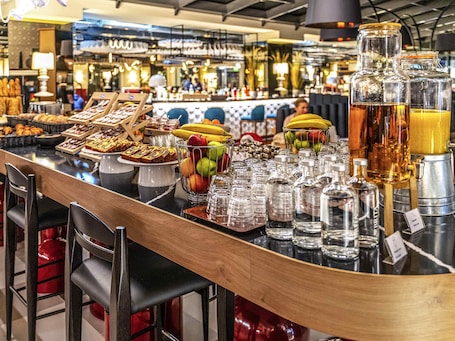 Daily buffet breakfast (CHF 24 per person)