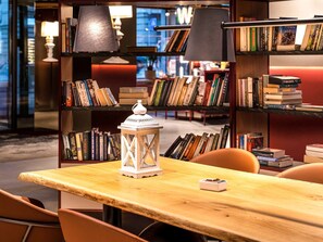 Phục vụ bữa tối, món ăn mang phong cách quốc tế