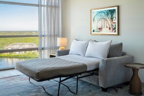 Hochwertige Bettwaren, Daunenbettdecken, Zimmersafe, Schreibtisch