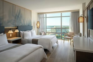 高級寝具、羽毛の掛け布団、セーフティボックス (室内)、デスク